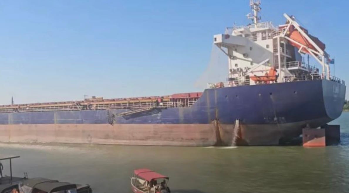 Accident naval la Tulcea ! Un vapor scăpat de sub control a scufundat două bărci