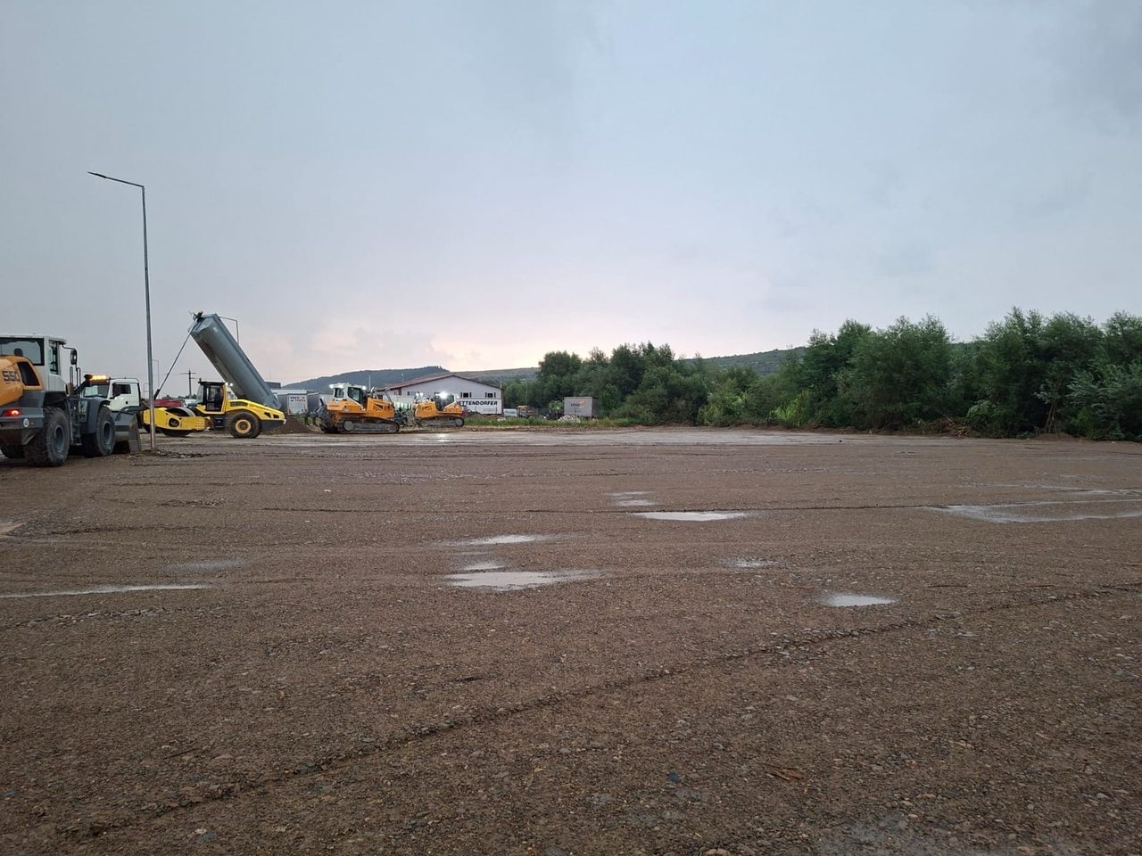 Platforma organizării de șantier, pregătită pentru depozite și barăcile tehnice