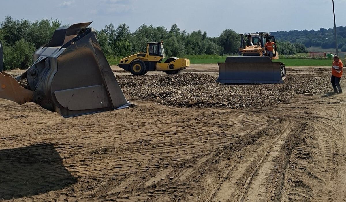 Compactorul și buldozerul FAR Foundation, la lucru pe platforma viitorului șantier