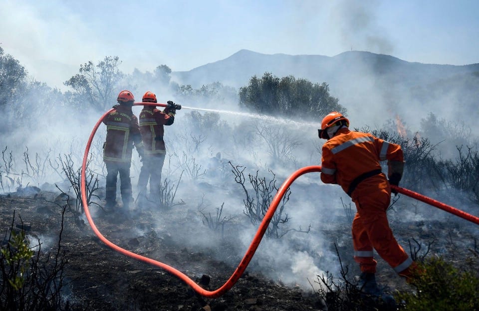 Pompierii francezi din Var, la datorie în prima linie a incendiilor de vegetație