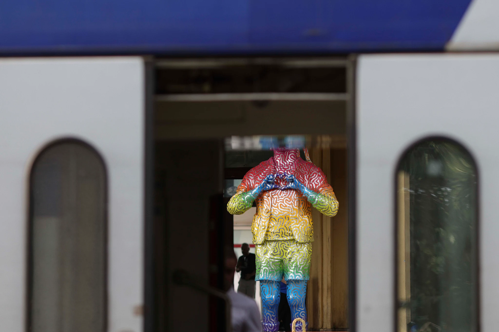 Statuia "Dl Goe", pictata multicolor in cadrul Artown Now 2026, in Gara Ploiesti Sud si o serie de voxuri in materialul video despre interventia artistica asupra statuii, in Ploiesti, 19 septembrie 2026. — Inquam Photos / Octav Ganea