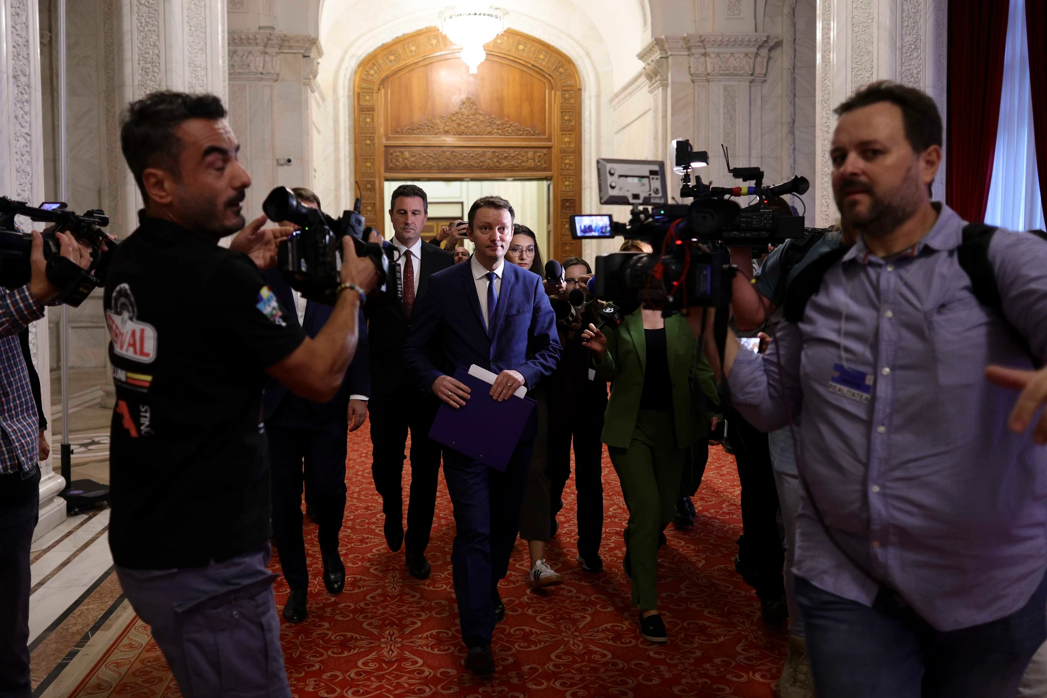 Zi crucială pentru guvernul Mureșan: la ora 13 se dă votul. Ce se întâmplă dacă nu strânge voturile necesare