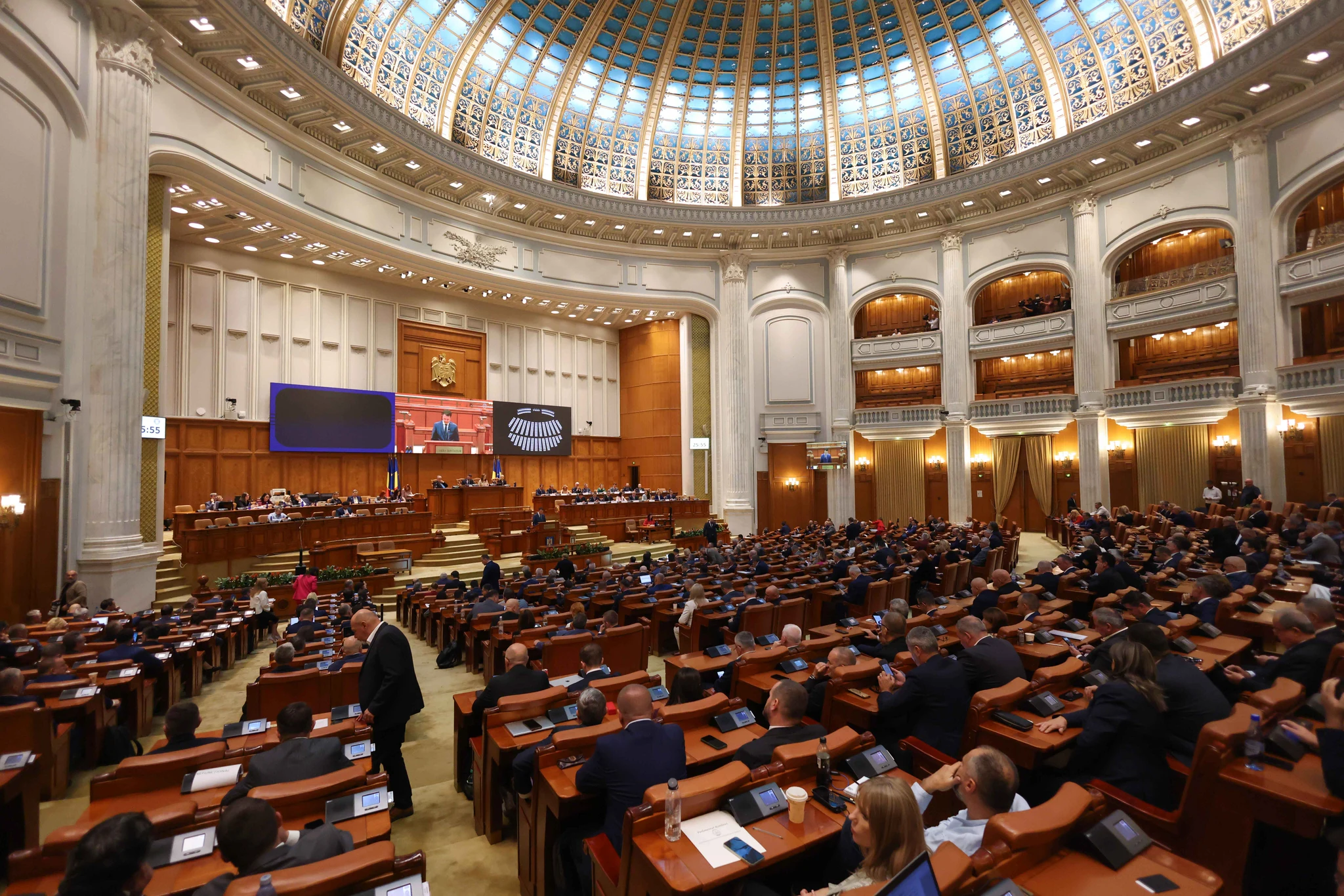 Ședința în plenul reunit al Camerei Deputaților și Senatului în care se dezbate și votează învestirea guvernului condus de Siegfried Mureșan, la Palatul Parlamentului din București, 30 septembrie 2026. — Inquam Photos / George Călin