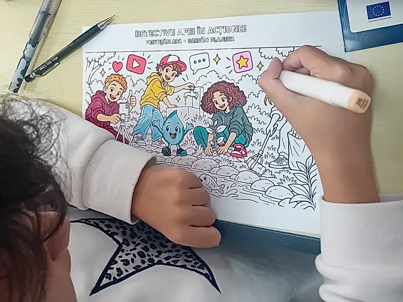 Mâna unui copil colorând o fișă cu personaje desenate și sigla UE, pe o bancă de școală
