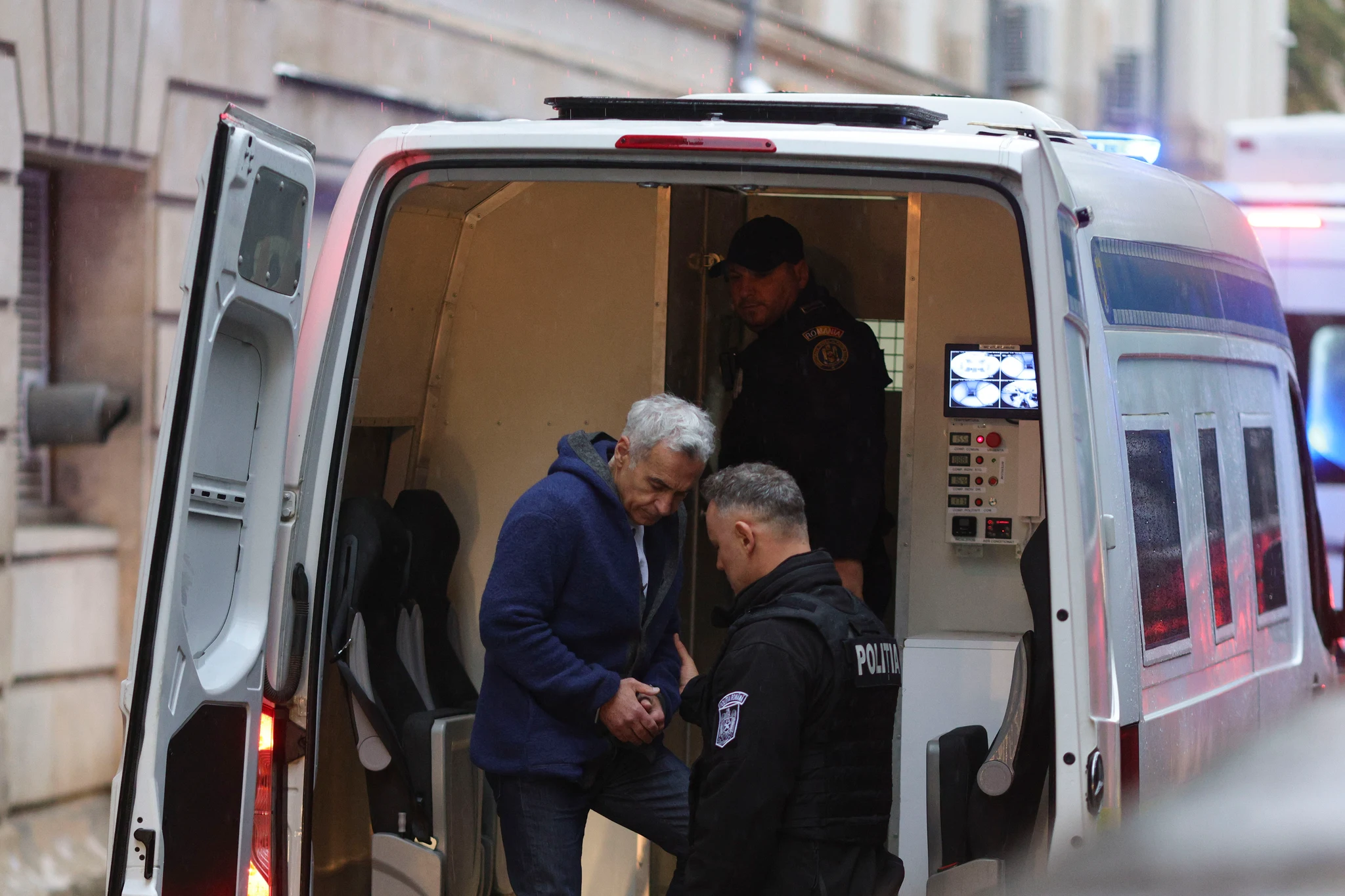 Calin Georgescu este escortat de politisti in sediul Curtii de Apel Bucuresti, 23 octombrie 2026. — Inquam Photos / Octav Ganea