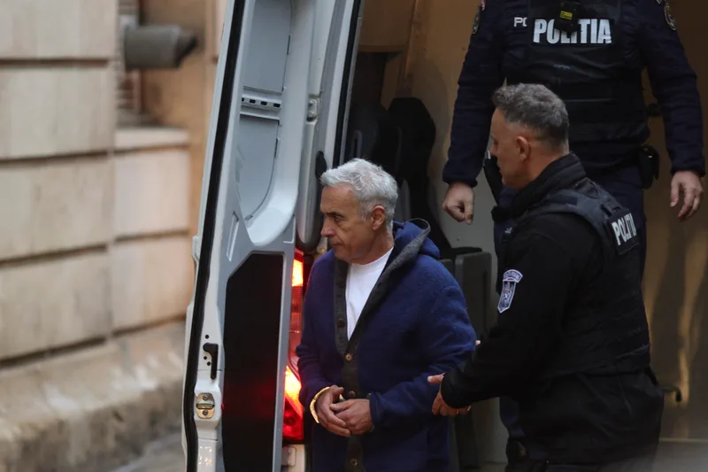 JUDECĂTORII S-AU BLOCAT ÎN CAZUL CĂLIN GEORGESCU! UN AL TREILEA MAGISTRAT DEȚINE ACUM CHEIA LIBERTĂȚII ÎN TIMP CE AFARĂ OAMENII S-AU STRÂNS ÎN NUMĂR MARE
