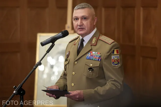 Generalul Gheorghiță Vlad, în uniformă, vorbind la un microfon cu o mapă în mână