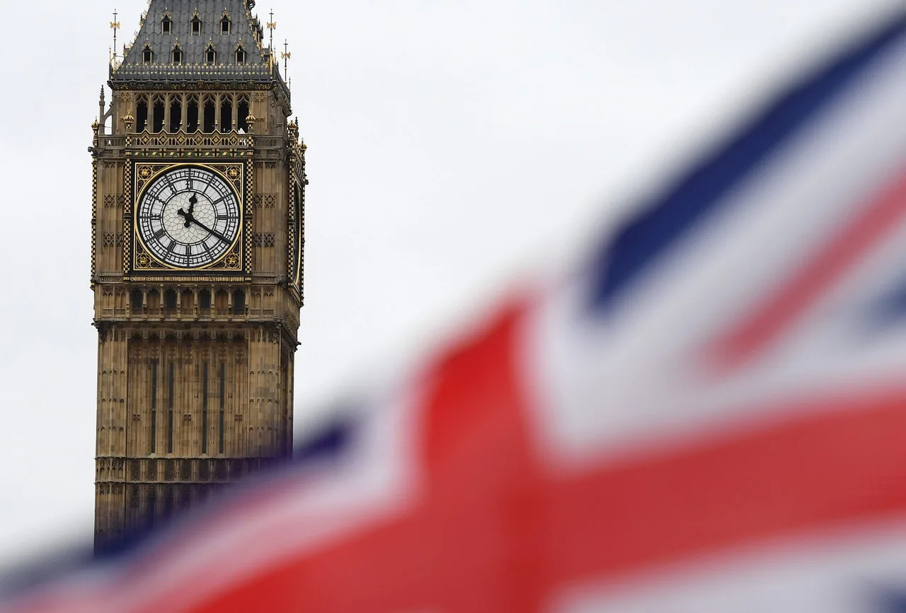Turnul Big Ben din Londra, cu drapelul Marii Britanii în prim-plan