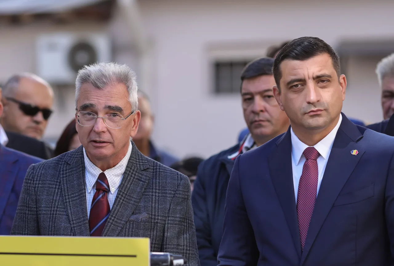 Petrișor Peiu și George Simion, alături de alți bărbați, lângă un pupitru galben, în aer liber