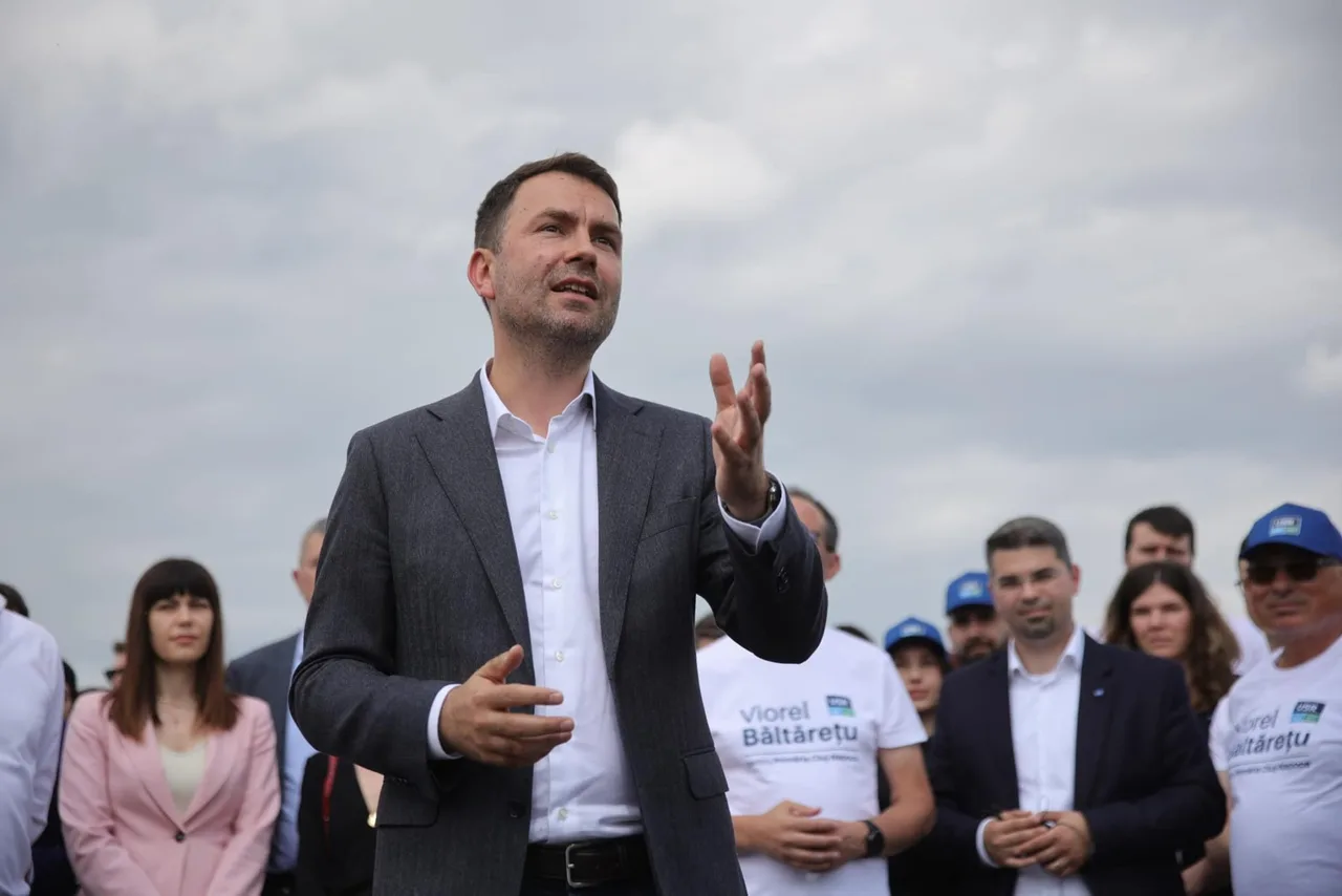 Cătălin Drulă gesticulând în aer liber, în fața unui grup de oameni, la Cluj