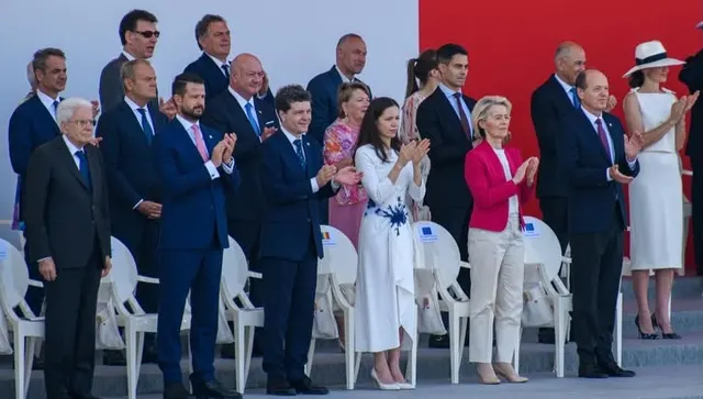 Oficiali aplaudând în tribuna paradei de la Paris, printre ei Nicușor Dan și Mirabela Grădinaru