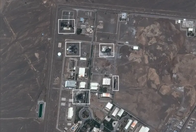 Vedere din satelit a unui complex industrial în deșert, cu mai multe clădiri încadrate în chenare