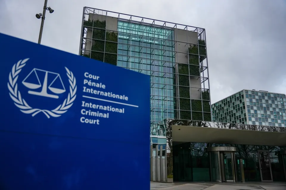 Sediul Curții Penale Internaționale de la Haga, cu panoul albastru al instituției în față