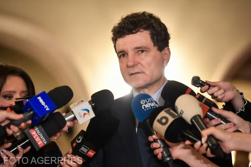 Nicușor Dan vorbind presei, înconjurat de microfoanele mai multor televiziuni