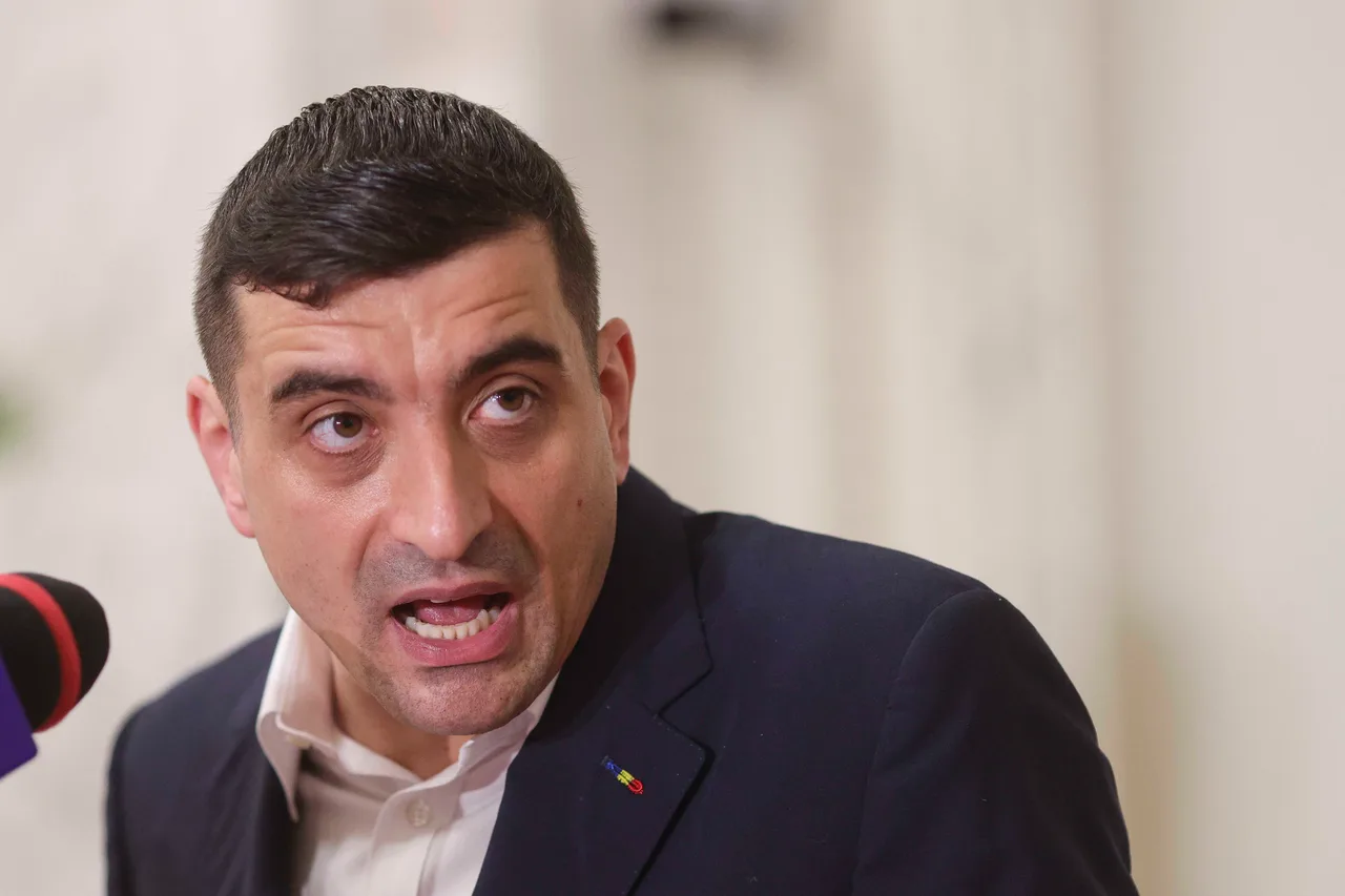 Bărbat cu părul scurt, negru, în sacou închis și cămașă fără cravată, vorbind la microfon