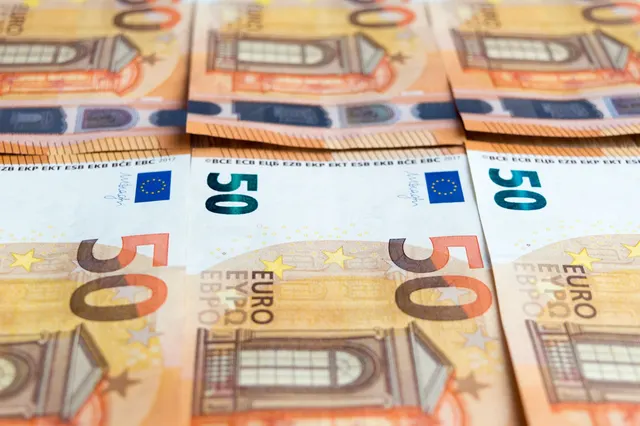 Bancnote de 50 de euro așezate în evantai