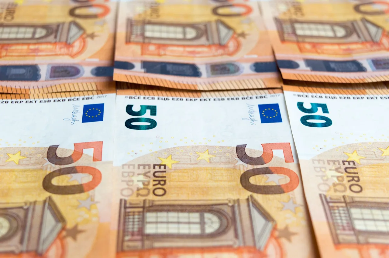 Bancnote de 50 de euro așezate în evantai