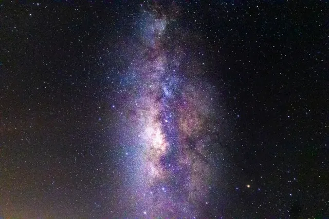 Calea Lactee pe cerul nopții, cu mii de stele și nori de praf cosmic