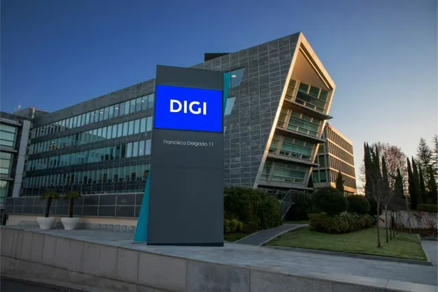 Sediul Digi, o clădire modernă de sticlă, cu un totem albastru cu sigla companiei