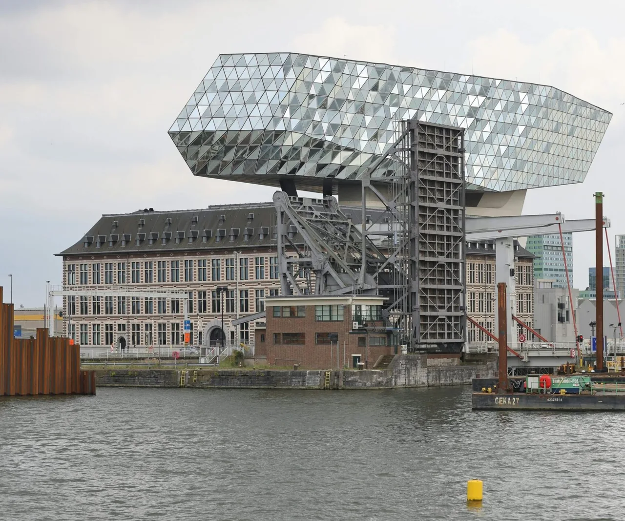 Clădirea Port House din Anvers, cu structura de sticlă așezată peste vechea clădire, lângă apă