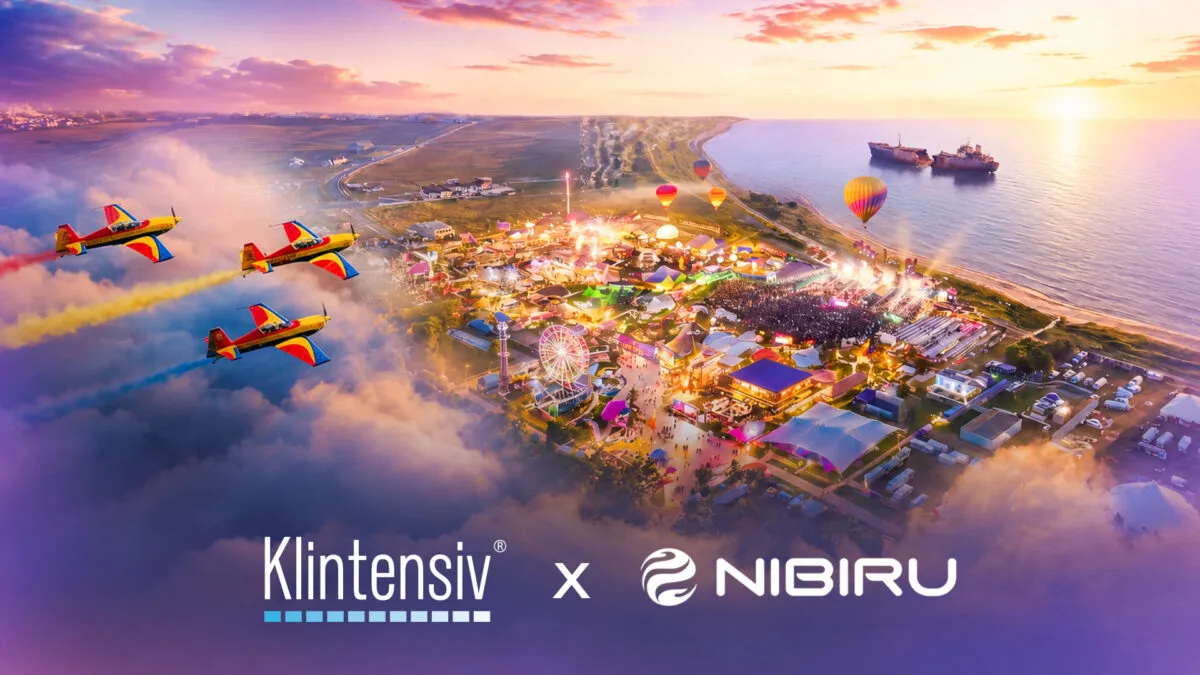 Grafic promoțional Klintensiv și NIBIRU, cu avioane acrobatice deasupra festivalului de pe litoral