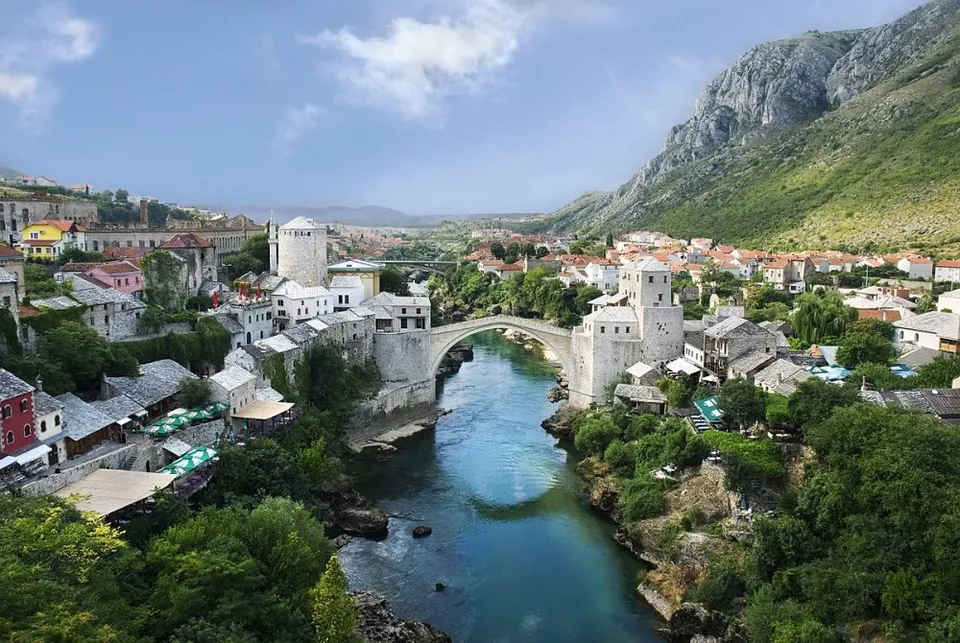 Orașul Mostar cu Podul Vechi peste râul Neretva, văzut de sus, între munți