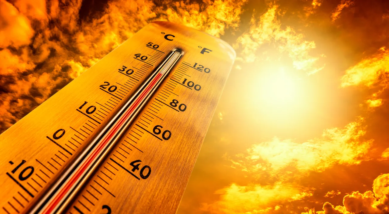 Termometru cu scale Celsius și Fahrenheit, pe fundalul unui soare arzător și al cerului portocaliu