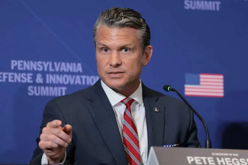 Pete Hegseth arătând cu degetul la pupitrul summitului Pennsylvania Defense & Innovation