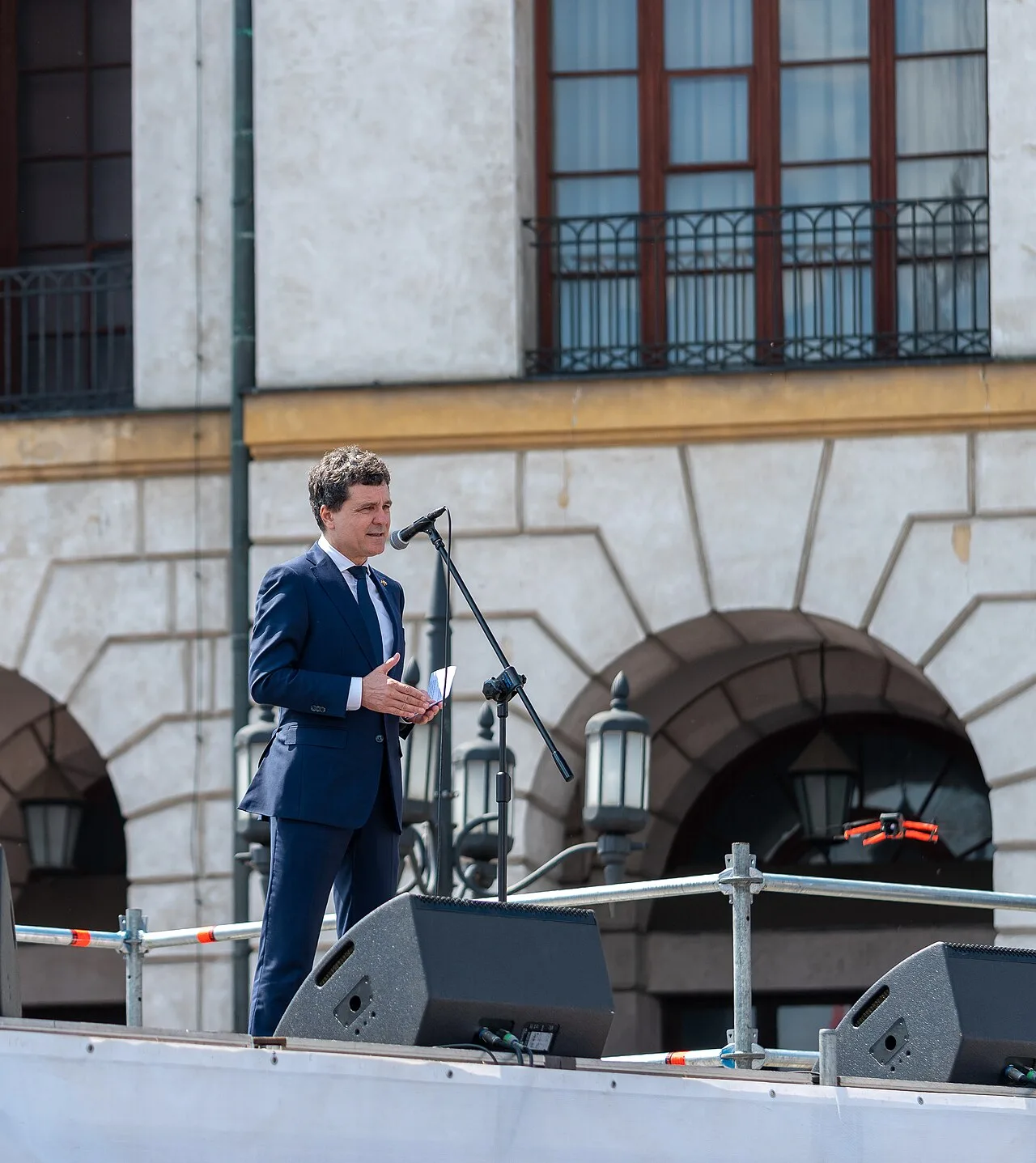 Nicușor Dan vorbind de pe o scenă la Marele Marș al Patrioților de la Varșovia, în 2025