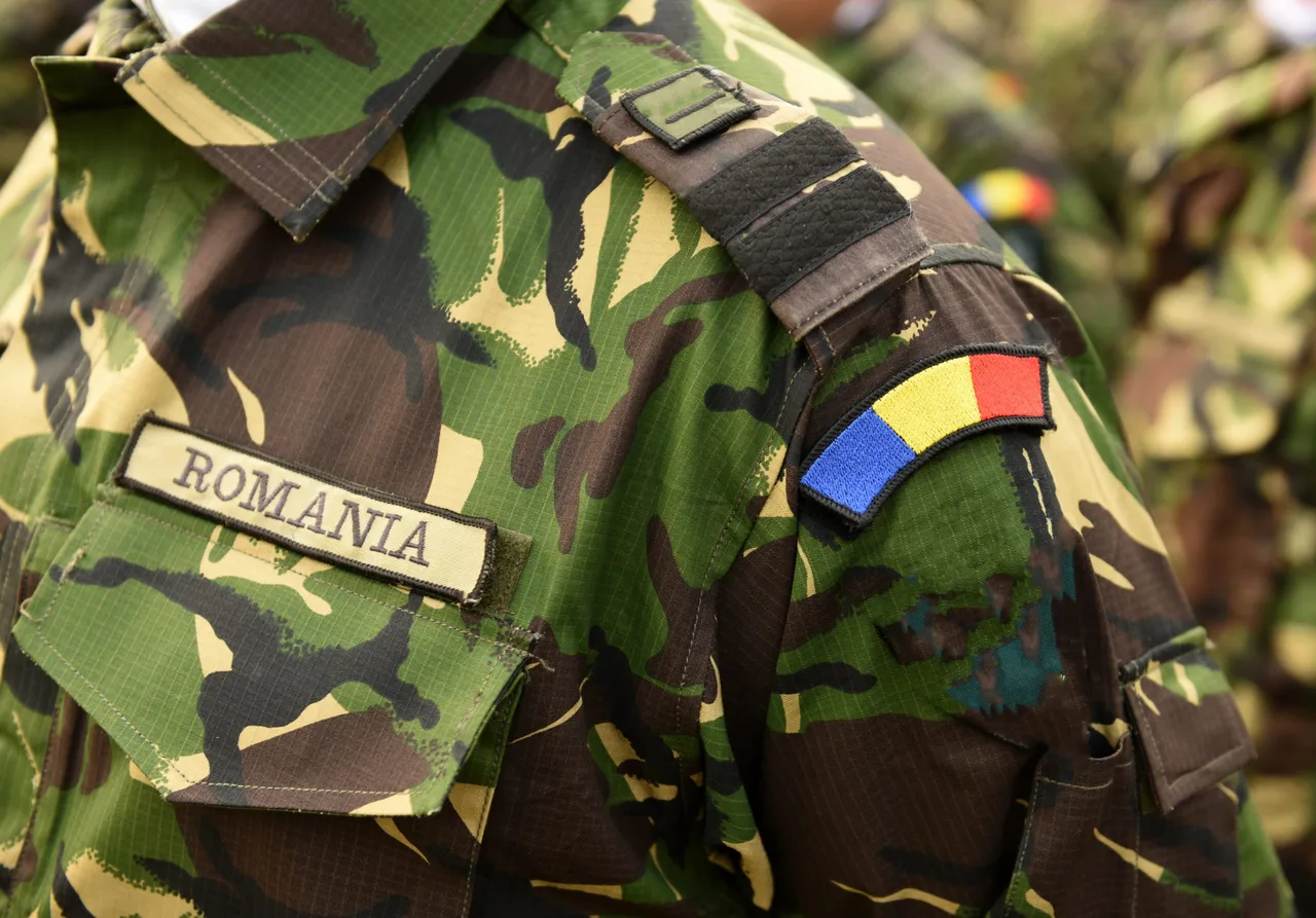 Uniformă militară de camuflaj cu ecusonul „ROMANIA” și steagul tricolor pe umăr