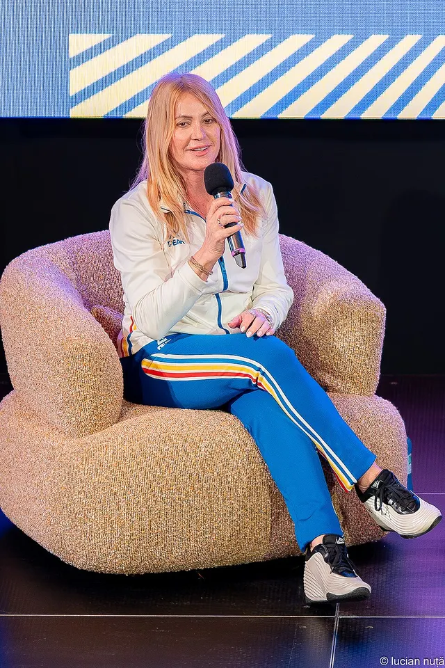 Nadia Comăneci, cu microfonul în mână, așezată într-un fotoliu pe scena Sports Festival 2026