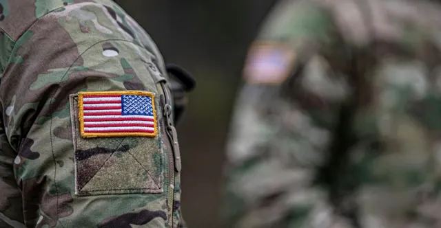 Ecusonul cu drapelul SUA pe mâneca uniformei de camuflaj a unui militar