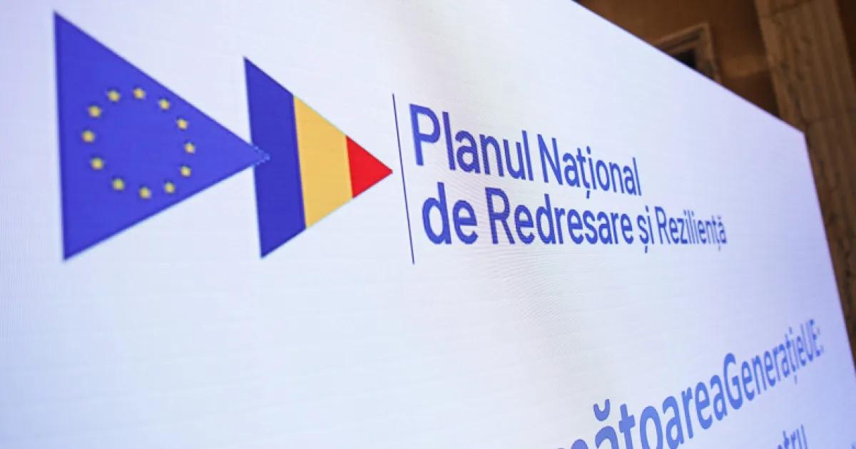 Panou cu sigla Planului Național de Redresare și Reziliență, cu steagul UE și tricolorul
