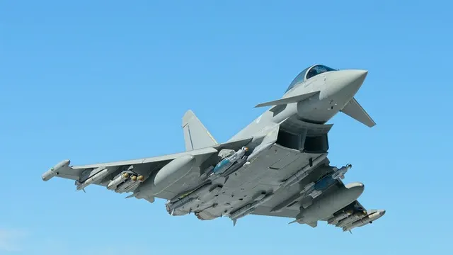 Avion de luptă Eurofighter Typhoon cu armament sub aripi, pe cerul albastru