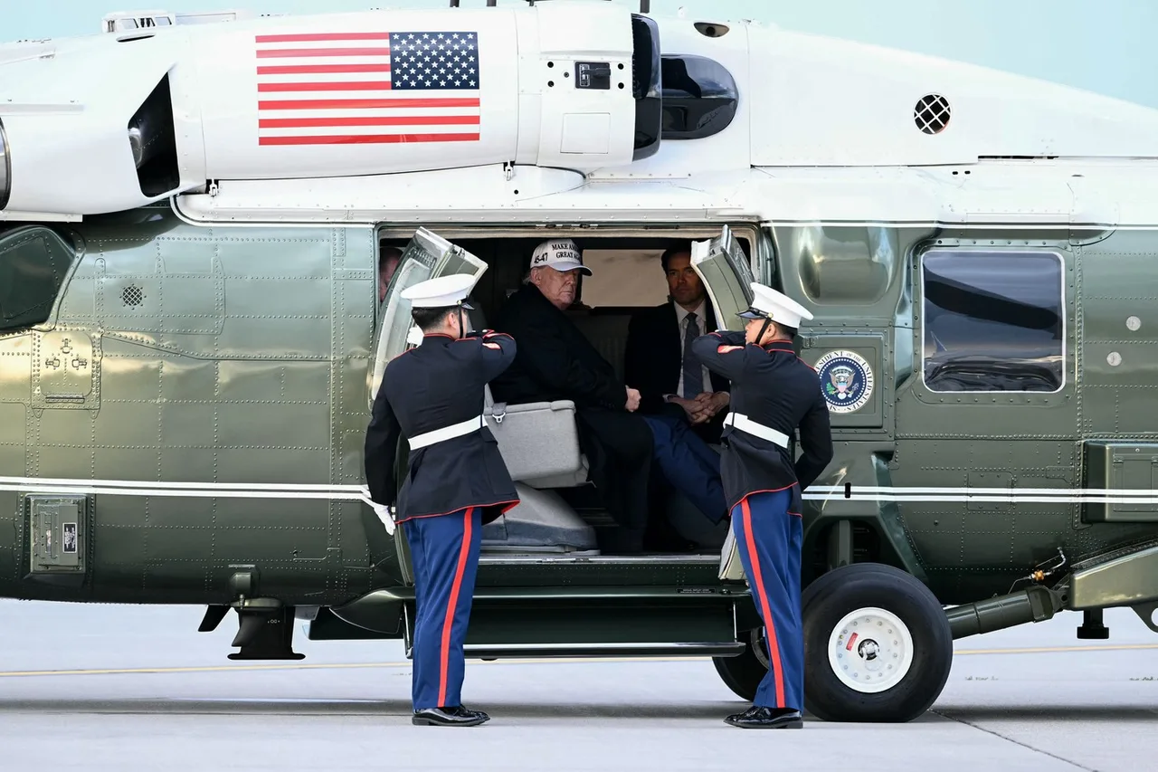 Elicopterul prezidențial american, cu drapelul SUA, și doi pușcași marini în uniformă de gală la ușă