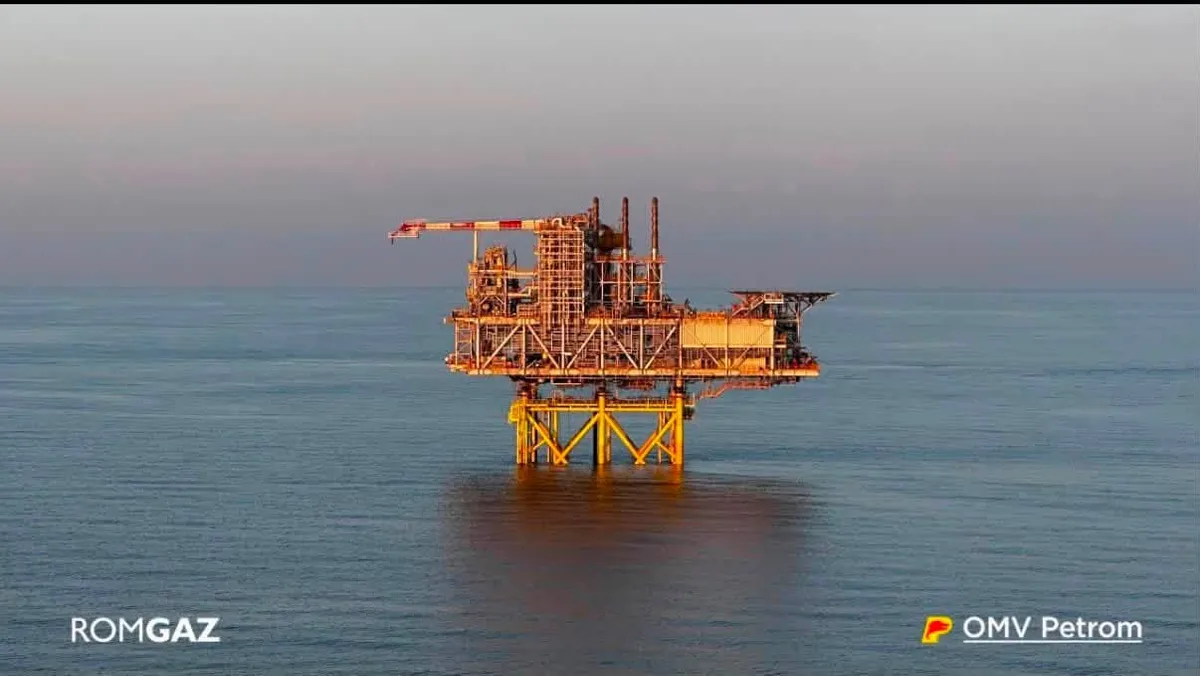 Platformă offshore de extracție a gazelor, pe mare, cu siglele Romgaz și OMV Petrom
