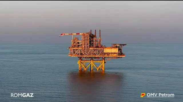 Platformă offshore de extracție a gazelor, pe mare, cu siglele Romgaz și OMV Petrom