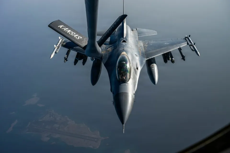 Avion de vânătoare F-16 alimentat în zbor de la brațul unui avion-cisternă