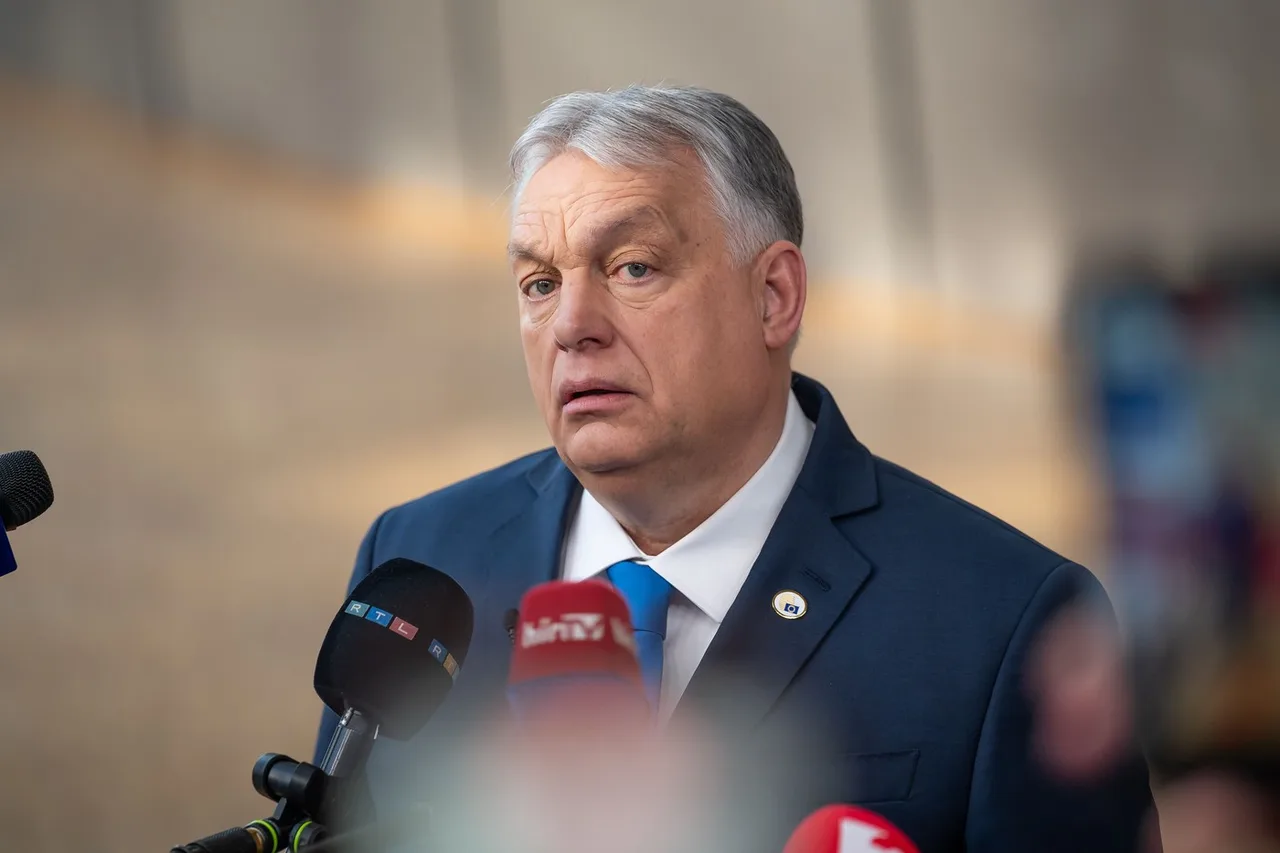Bărbat cu părul grizonat, în costum, la microfoanele presei