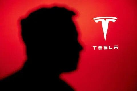 Silueta din profil a unui bărbat pe fundal roșu, lângă sigla Tesla