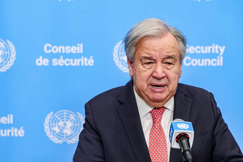 Bărbat în vârstă, cu părul alb, vorbind la microfon în fața panoului Consiliului de Securitate al ONU