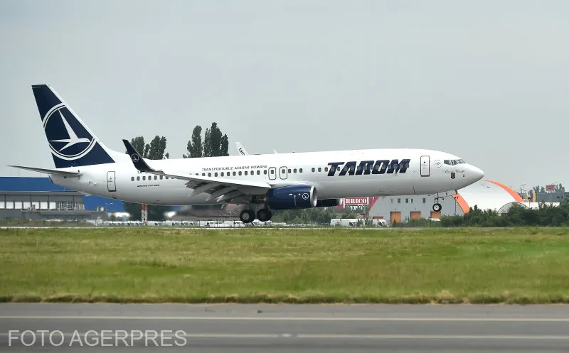 Avion Boeing 737-800 al companiei TAROM pe pista unui aeroport