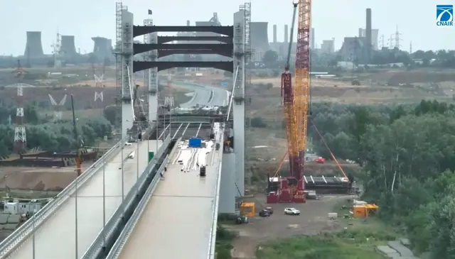 Pod în construcție pe Drumul Expres Brăila-Galați, cu macarale și arce metalice