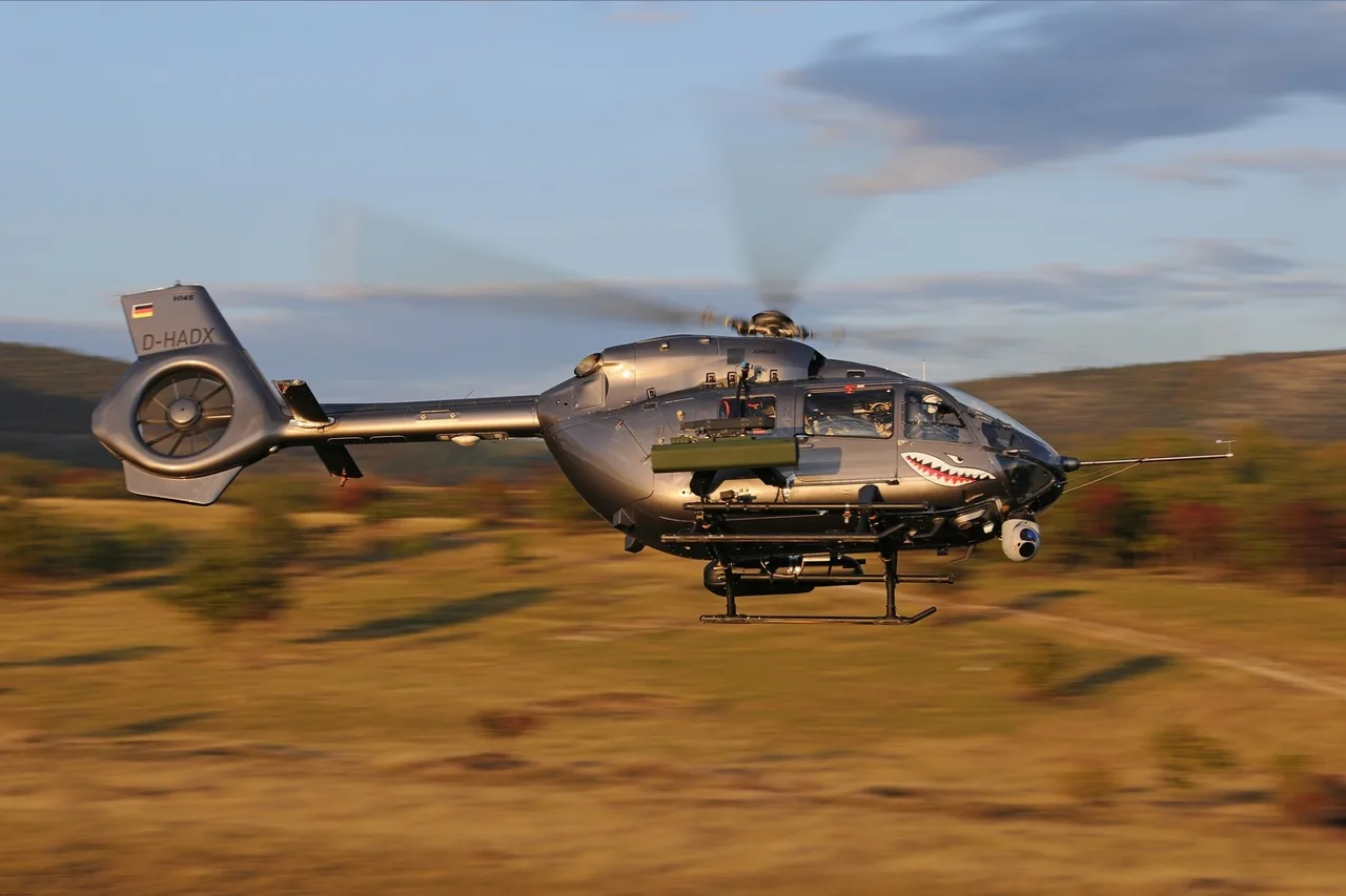 Elicopter militar gri zburând la joasă înălțime deasupra unui câmp, la apus