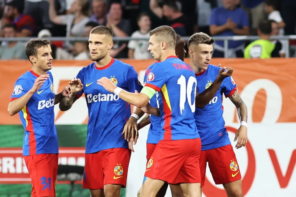 Fotbaliștii FCSB, în echipament albastru-roșu cu sponsorul Betano, bucurându-se într-un meci din Conference League