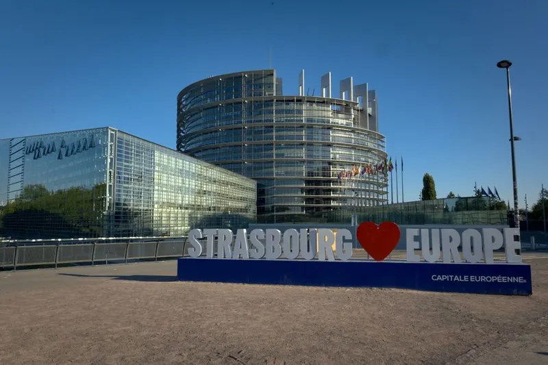 Clădirea Parlamentului European de la Strasbourg, cu panoul „Strasbourg Europe” în față