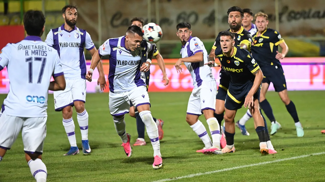 Fotbaliști în alb-violet și în negru luptând pentru minge în careu, la meciul FC Argeș-Petrolul