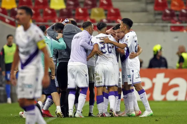 Fotbaliștii FC Argeș, în echipament alb-violet, sărbătorind în grup la meciul cu Petrolul