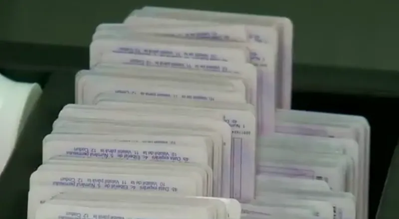 Teancuri de fișe și documente îndosariate într-o cutie