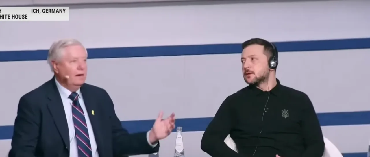 Captură de ecran: doi bărbați pe o scenă la o conferință din Germania, unul în costum, celălalt în negru
